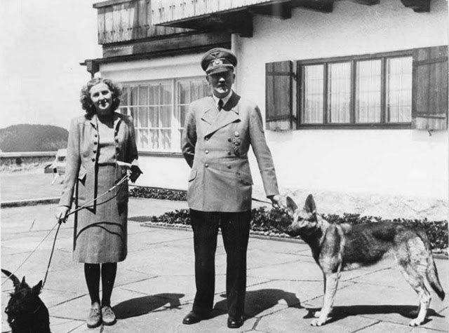 Hitler and His Beloved Dog Blondi (12)