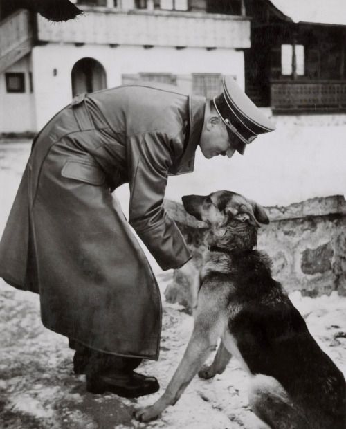 Hitler and His Beloved Dog Blondi (20)