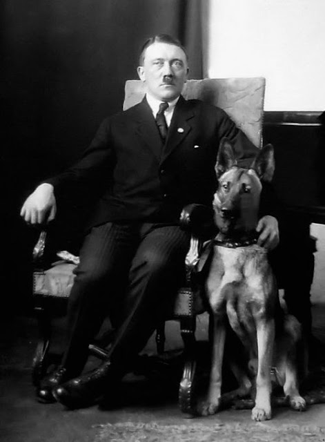 Hitler and His Beloved Dog Blondi (4)