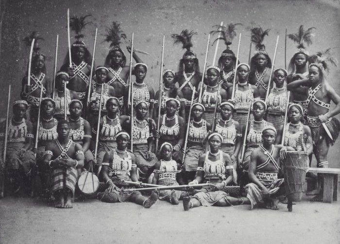 COLLECTIE_TROPENMUSEUM_Groepsportret_van_de_zogenaamde_Amazones_uit_Dahomey_tijdens_hun_verblijf_in_Parijs_TMnr_60038362