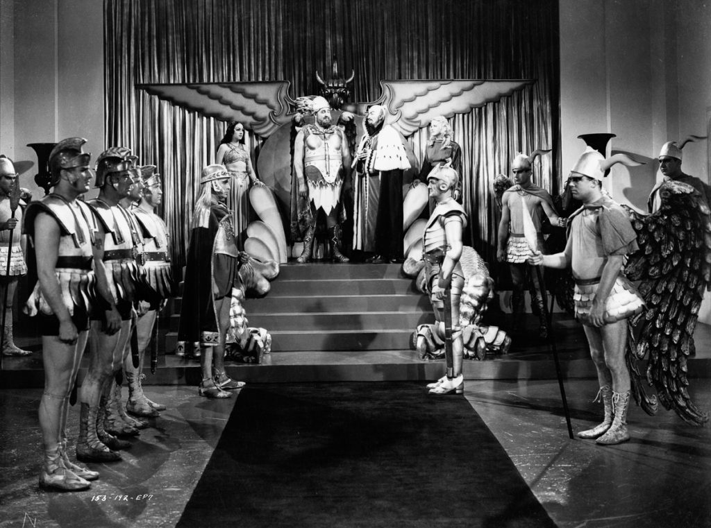 1936: A meeting between King Vultan and Ming the Merciless, played by Jack 'Tiny' Lipson (1901 - 1947) and Charles Middleton (1879 - 1949) in episode seven of the sci-fi classic 'Flash Gordon', directed by Frederick Stephani. (Photo via John Kobal Foundation/Getty Images)