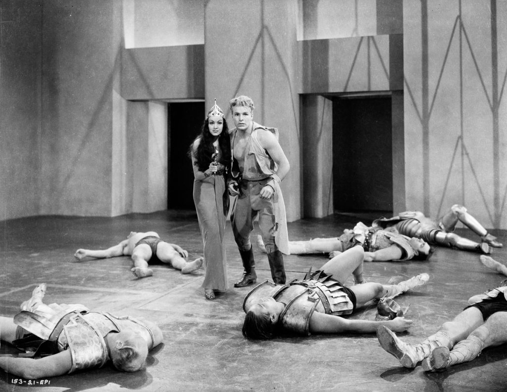 1936: Flash (played by Buster Crabbe, 1908 - 1983) allies himself with the beautiful Princess Aura (Priscilla Lawson, 1914 - 1958) in a scene from episode one of the sci-fi classic 'Flash Gordon', directed by Frederick Stephani. (Photo via John Kobal Foundation/Getty Images)